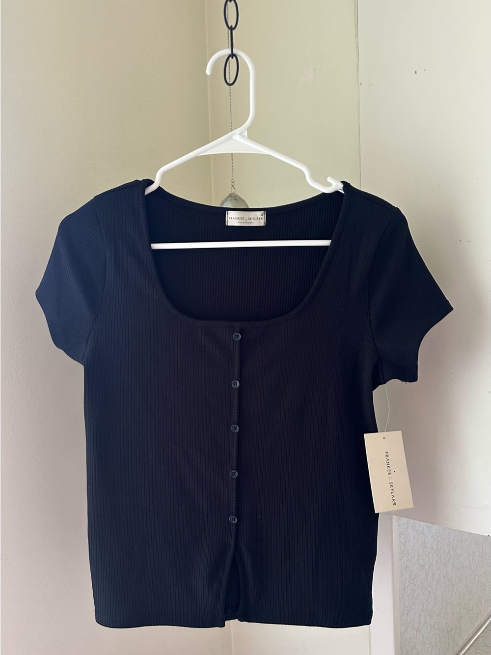 FRANKEE & SKYLARR      Button-Front Black Ribbed Scoop Nec
